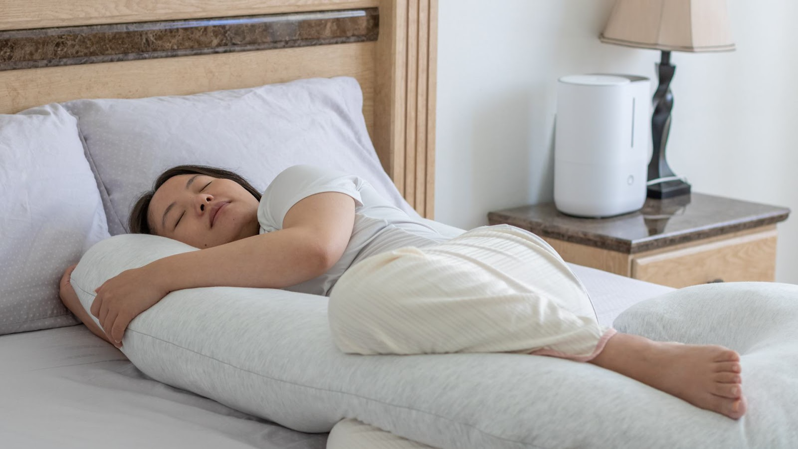 How to Sleep With a Pregnancy Pillow